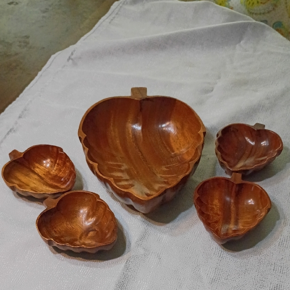 Wooden Leaf-Shaped Bowls Set
